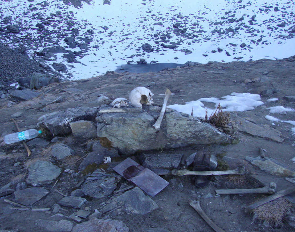 স্থানীয়দের অনেকে দাবি করেন, এইখানে এক সময়ে পালা করে আত্মহত্যা করত এক দল লোক। আত্মহত্যার নাকি প্রথাও ছিল এক সময়। রটে যায়, প্রেতাত্মারা নাকি এই লেকে বাস করে। কোনও কোনও পর্যটক তো এর পর রূপকুণ্ড অভিযানে যেতেই ভয় পেতেন।