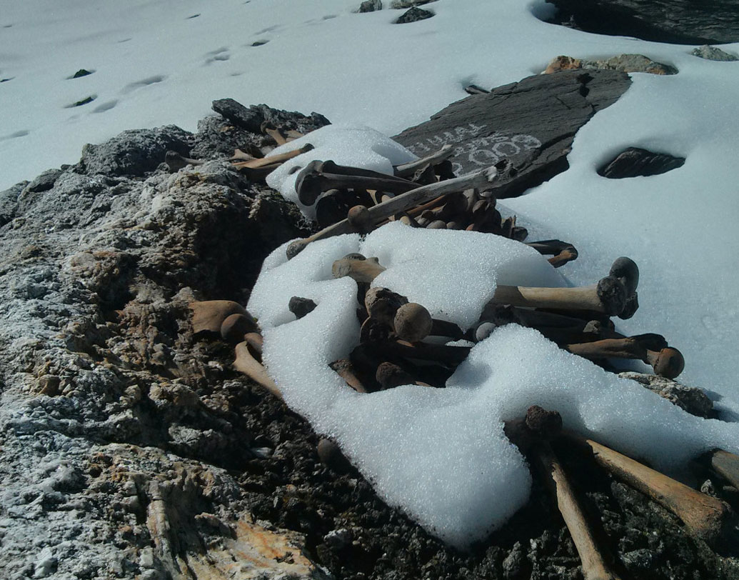 রহস্য সমাধানে ২০০৪ সালে রূপকুণ্ড অভিযান করা হয়। জানা যায়, ৮৫০ শতকের কঙ্কাল এগুলি। বিজ্ঞানীদের অন্য একটি দল অবশ্য দাবি করেন, হাড়ের বয়স ২০০ বছরের কাছাকাছি।