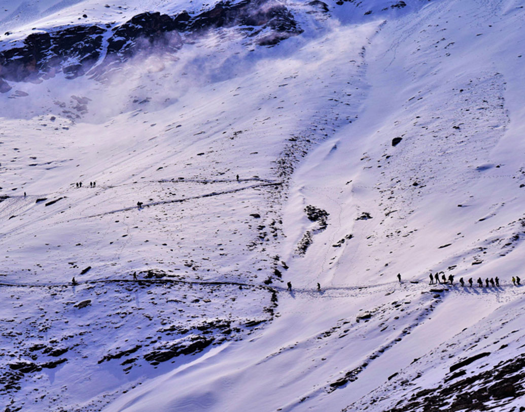 মারাত্মক ঠান্ডার কারণে হাড়, মাংস সবই প্রায় অক্ষত থেকেছে বছরের পর বছর। কিছু কঙ্কালের গায়ে মাংস লেগে থাকার কারণেই প্রথমে এই কঙ্কালগুলির বয়স বোঝা যায়নি। এদের মধ্যে দু’টি দলকে শনাক্ত করেন বিজ্ঞানীরা। জানা যায়, একটি দলের সদস্যরা একই গোত্রের, অপর দল একটি আদিবাসী গোষ্ঠীর।