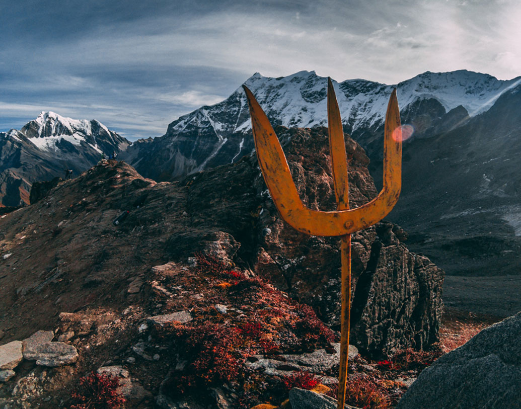 স্থানীয় এক উপকথা অনুযায়ী, এক দেবী রুষ্ট হয়ে অভিশাপ দেওয়ায় শিলাবৃষ্টি নেমে এসেছিল। যার ফলে ওই এলাকার সব বাসিন্দার মৃত্যু হয়। এই দেবীকে নন্দা দেবী রাজ জাট বলেন স্থানীয়রা। এই কঙ্কালগুলি তাদেরই।