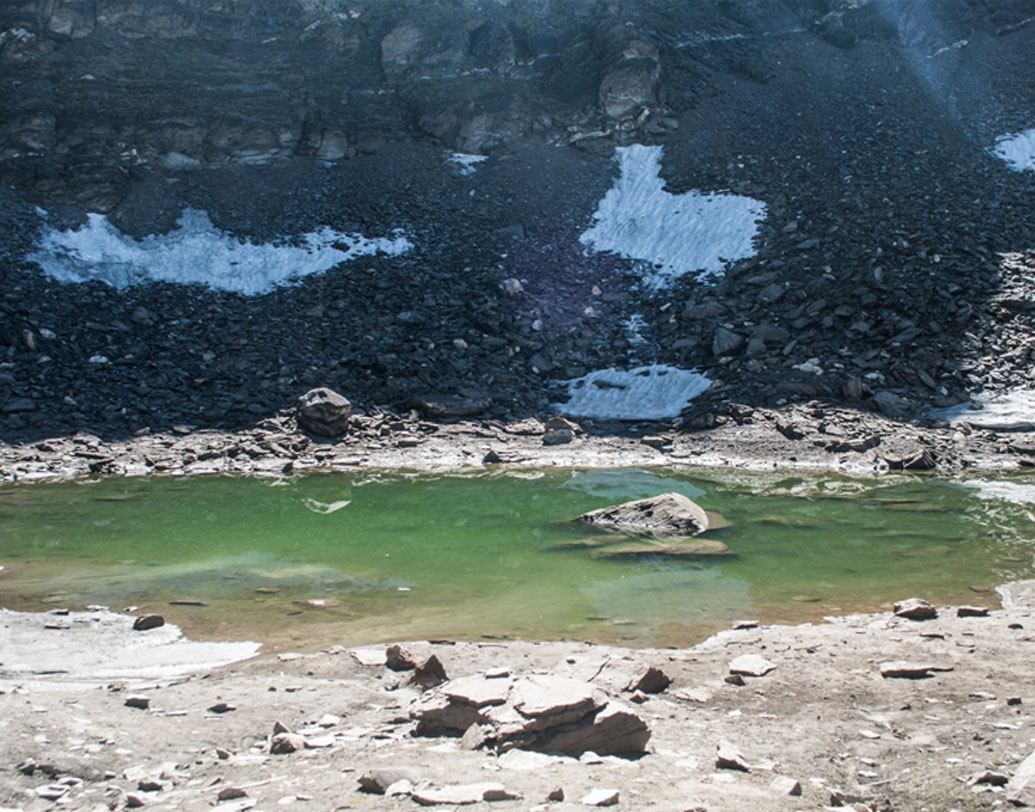 অন্য এক উপকথা অনুযায়ী, যশোদ্ধল নামে এক রাজার অন্তঃসত্ত্বা রানির গর্ভস্থ ভ্রূণ পড়ে গিয়েছিল রূপকুণ্ডে। সেই আত্মাই নাকি পর্যটকদের আক্রমণ করে মেরে ফেলত। সেই মৃত পর্যটকদেরই কঙ্কাল এগুলি।