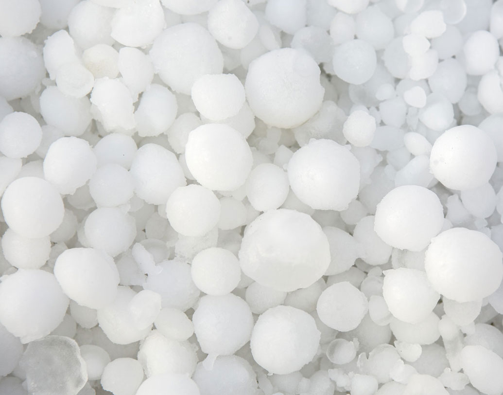 বিজ্ঞানীর কিন্তু বলছেন অন্য কথা। বহু বছর আগে স্থানীয় গাইডদের সাহায্যে তীর্থযাত্রায় এসেছিল একটি দল। আচমকা মারাত্মক শিলাবৃষ্টির কারণে মৃত্যু হয় গোটা দলটির।