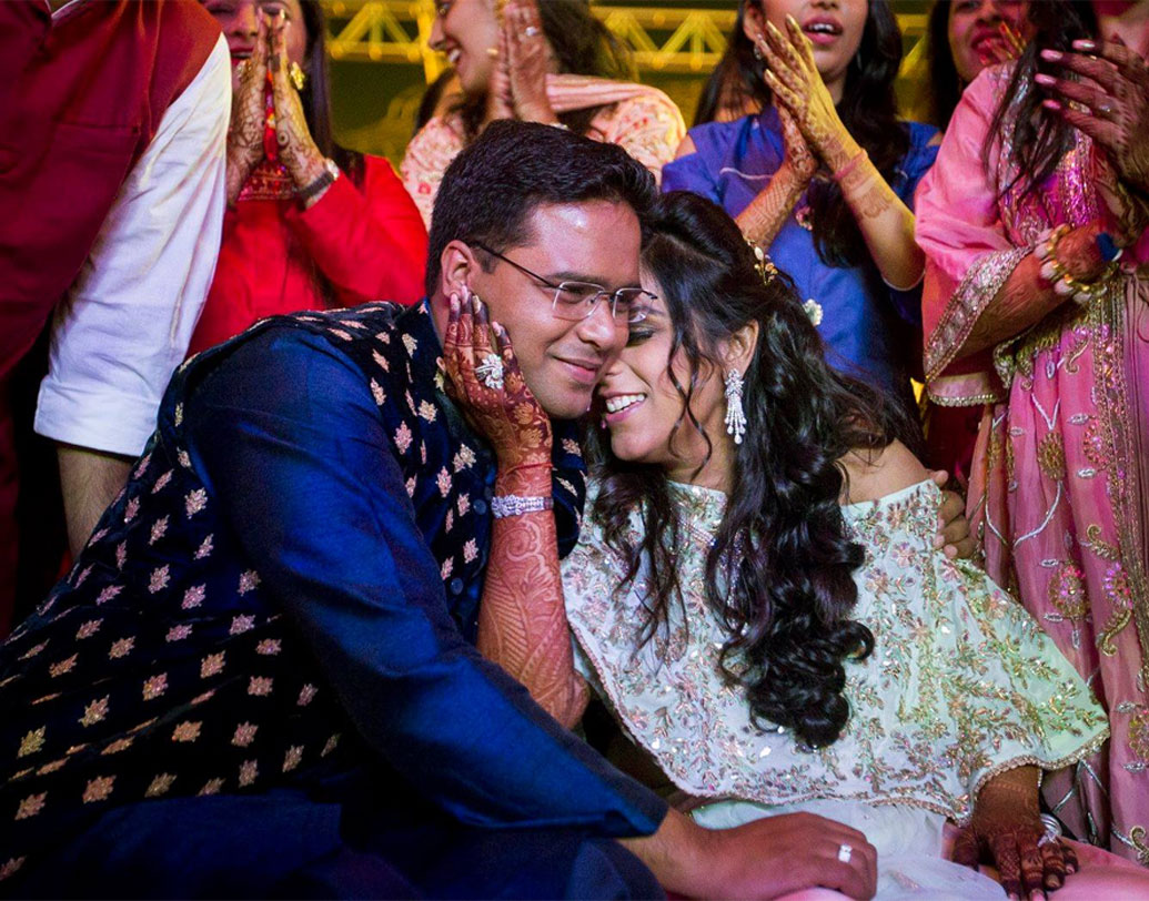 চিকিৎসা করাতে এসে আলাপ হয়েছিল দু’জনের। একই জায়গায় একই রকম আঘাত পাওয়া, একই রকম জীবন কাটানোর ধরনটাই বন্ধুত্ব হওয়ার প্রধান কারণ। এর পরেই সিনেমা দেখা, কফি খাওয়া, সারা জীবনের সম্পর্কে জড়িয়ে পড়া, একটি সাক্ষাৎকারে এমনটাই বলেন অনুপ।