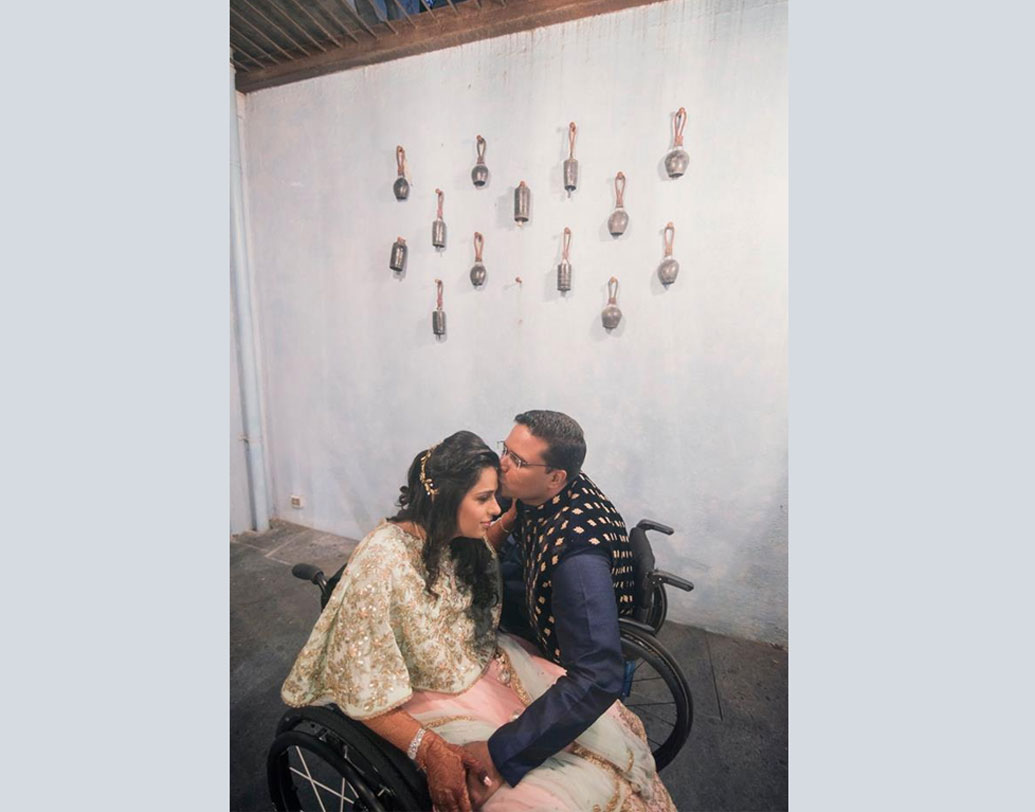 অনুপ একটি বেসরকারি ব্যাঙ্কে কর্মরত, নেহাল ইভেন্ট ম্যানেজমেন্ট সংস্থা চালান হুইলচেয়ারে বসেই। তাঁদের শারীরিক প্রতিবন্ধকতার কাছে হার মেনেছে ভালবাসা।