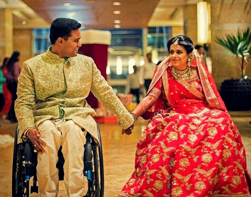 বাড়ির লোক প্রথমে মানতে পারেননি হুইলচেয়ারে থাকা দুটো মানুষ কী ভাবে পরস্পরের পাশে থাকবেন। বাধা হয়ে দাঁড়িয়েছে সমাজও। অনুপ দক্ষিণ ভারতীয়। অন্য দিকে নেহাল গুজরাতি। কিন্তু তাঁরা পেরেছেন। অন্য কারও সাহায্যে তাঁদের চলাফেরা করতে হলেও মনের জোর পেয়েছেন পরস্পরের। কোনও কিছুই বাধা হয়ে দাঁড়ায়নি।