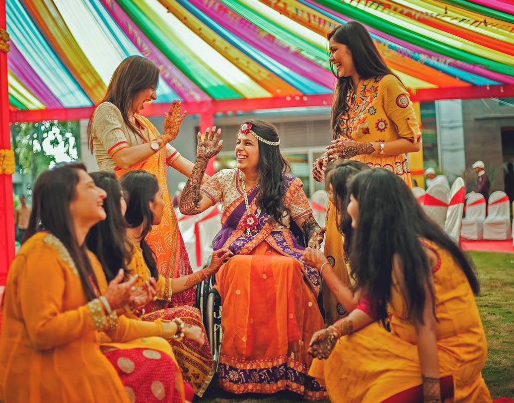 মেহেন্দি থেকে সঙ্গীত, বিয়ের সবকটি রীতিনীতি মেনেই গাঁটছড়া বেঁধেছেন এই দম্পতি। 