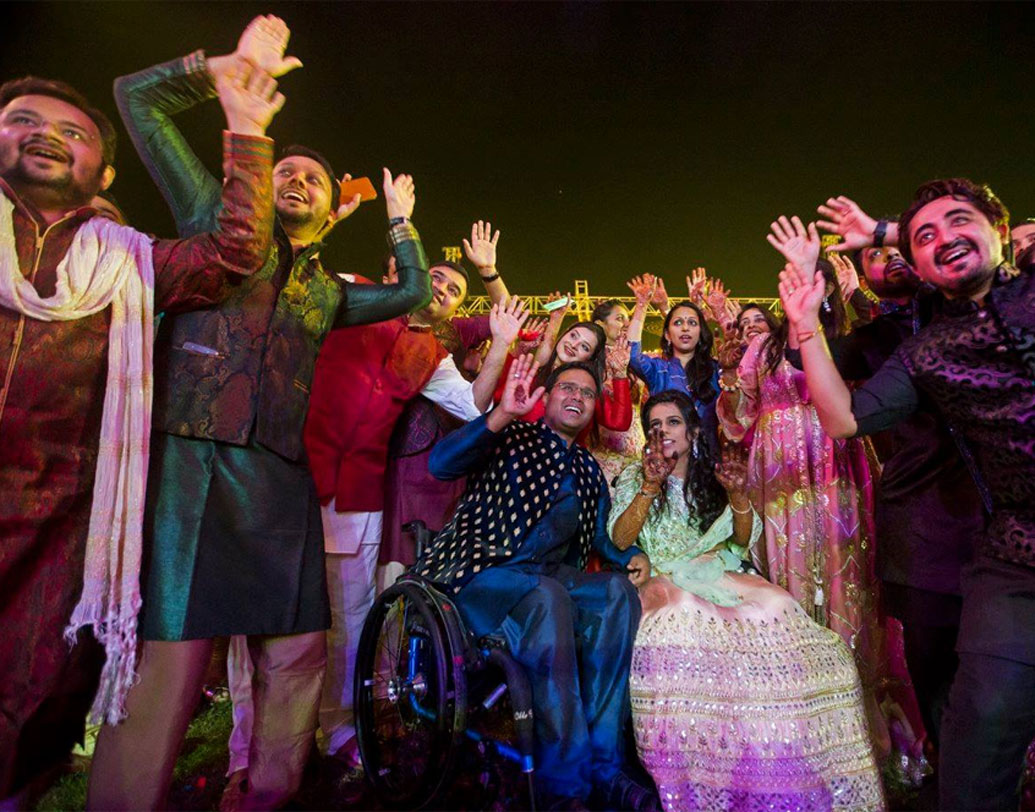 এমনকী বরপক্ষ ও কনেপক্ষের প্রত্যেকের সঙ্গে হুইলচেয়ারে বসে দিব্যি নাচের ছন্দে মেতেছেন দু’জনে। বাকি জীবনটাও এমন আনন্দেই কাটাতে চান তাঁরা। (প্রতিটি ছবি ৩৬০ ডিগ্রির ফেসবুক পেজ থেকে নেওয়া)