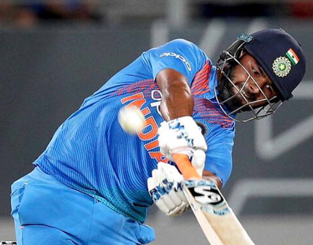 ঋষভ পন্থ: বেশ কিছু দিন ধরেই তিনি আলোচনার মধ্যে ছিলেন। বাঁহাতি ঋষভের ব্যাটিং দক্ষতা নিয়ে নিয়ে কোনও প্রশ্নই নেই। হাতে বিভিন্ন রকমের শট রয়েছে। ধোনির অনুপস্থিতিতে উইকেটরক্ষকের দায়িত্ব পালন করতে পারবেন।