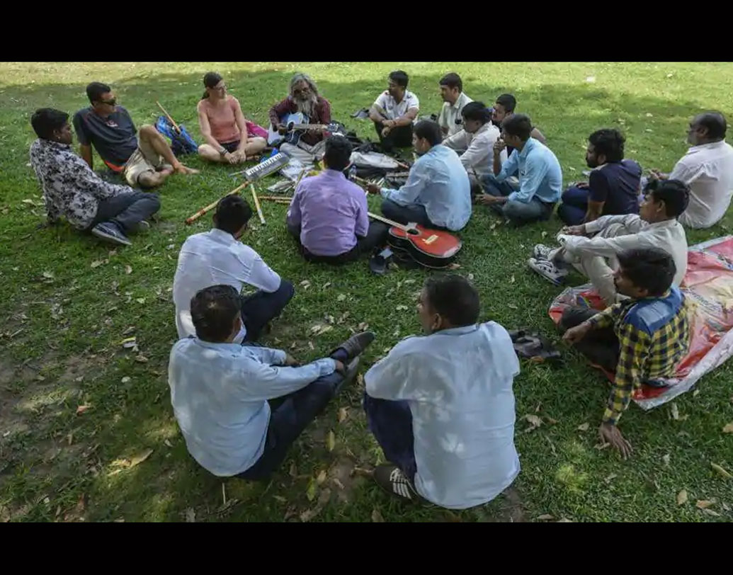 অপেক্ষা করছেন তাঁর ছাত্রছাত্রীরা। ফুটপাথেই ক্লাস নেবেন তিনি, কিংবা মাঠে বসে। প্রত্যেক শিক্ষার্থীর হাতে রয়েছে এক টাকার একটি করে কয়েন। কিন্তু কেন?