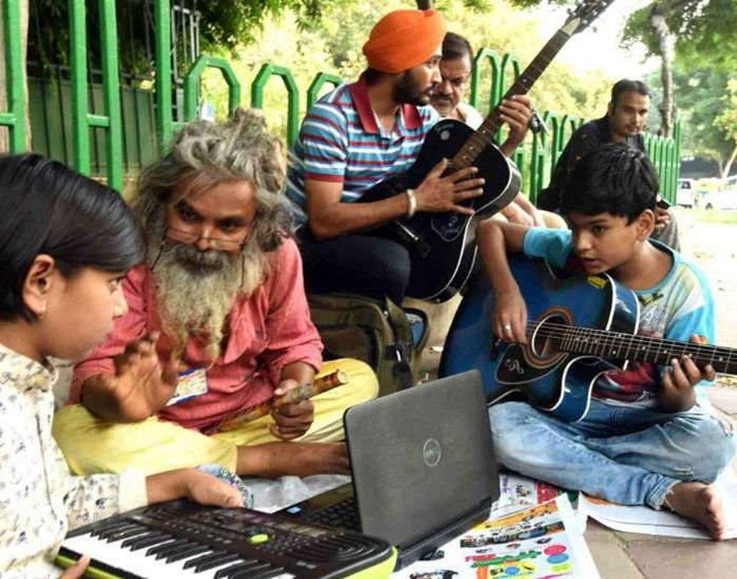 প্রতিদিন শিক্ষার্থীদের থেকে এই এক টাকাই গুরুদক্ষিণা হিসেবে নেন তিনি। হাজার হাজার ছাত্রছাত্রী তাঁকে একটাই নামে চেনে। তিনি গিটার রাও।