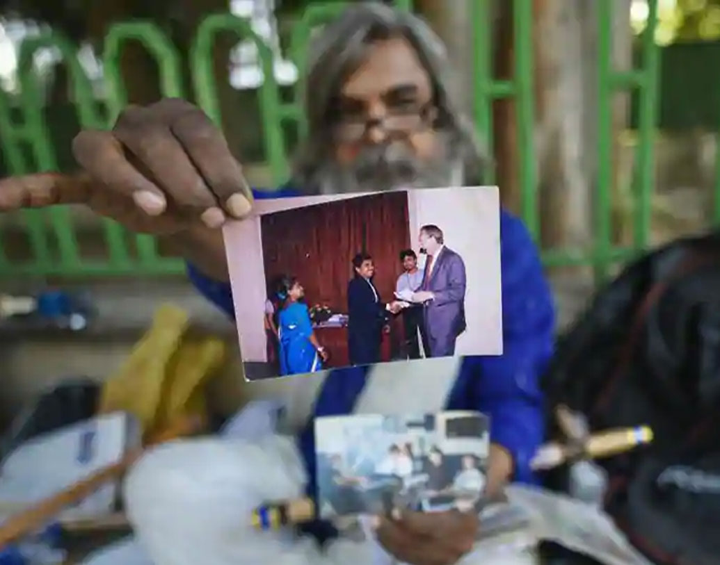 মুখে চাপ দাড়ি, পাঞ্জাবি বা সুতির জামা পরা, ছোট একটা ঝুপড়িতে থাকা এক্কেবারে সাধারণ খেটে খাওয়া মানুষের মতোই জীবনযাপন তাঁর। তিনি কিন্তু ২০০৯ সাল পর্যন্ত বহুজাতিক সংস্থার উচ্চপদস্থ কর্মী ছিলেন। পেশায় সিভিল ইঞ্জিনিয়ার। ভাল লাগত না কর্পোরেট চাকরি। অবসাদে ভুগছিলেন। 