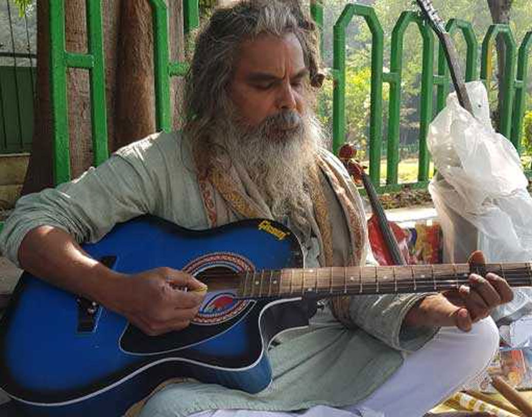 কলেজ জীবনে শেখা গানকে ফিরিয়ে আনতে চাকরি ছাড়ার পর আস্তে আস্তে বাজারে ঋণ হতে শুরু করে। পরিবারের থেকেও বিচ্ছিন্ন হয়ে পড়েন। অবসাদ আরও বাড়তে থাকে। রাওয়ের এক ঘনিষ্ঠের কথায়, এক বার তিনি তিরুপতি মন্দিরে গিয়েছিলেন। সেখানে গিয়েই প্রথম গিটার বা বাঁশি শেখানোর ভাবনা।