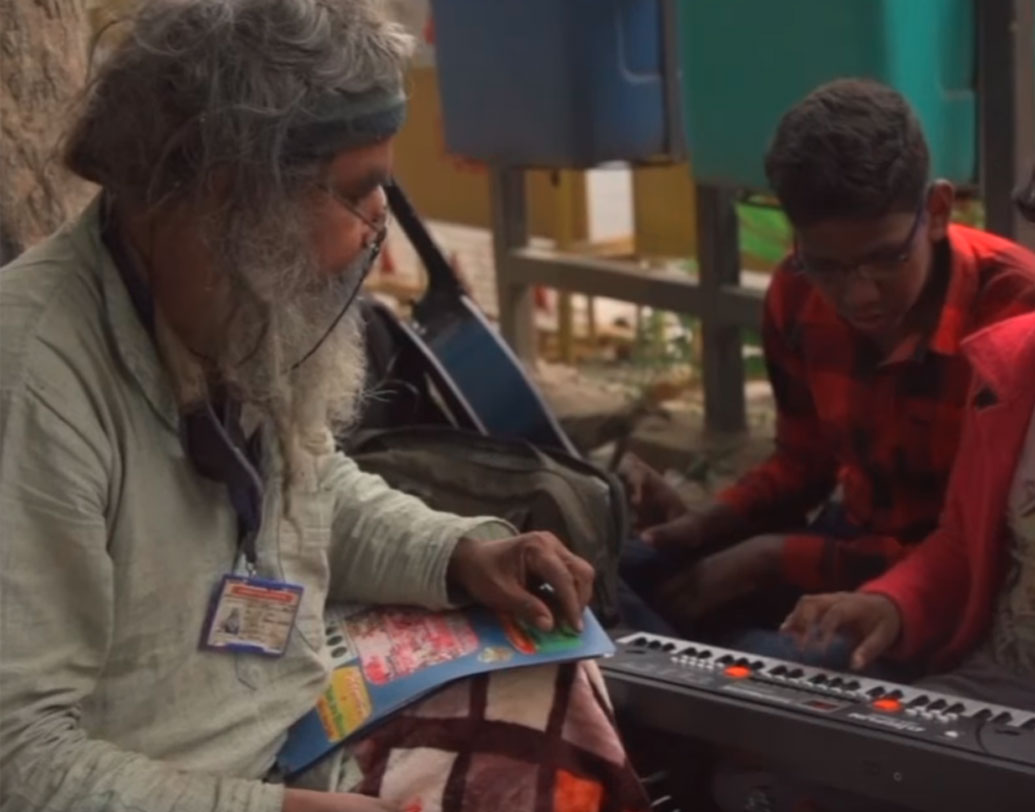 তাঁর এক ছাত্র বলেন, মাত্র কয়েক দিনেই ‘গুরুজি’র থেকে অনেক কিছু শিখে ফেলেছেন তিনি। গিটার রাও বলেন, গুরুদক্ষিণা হিসাবে এক টাকা দিতে। ফুটপাথবাসী থেকে কর্পোরেট কর্মী প্রত্যেককেই শেখান তিনি। কেউ অতিরিক্ত কিছু দিতে চাইলে ক্লাস শেষের পর অন্ধ বা অনাথকে বাদ্যযন্ত্র কিনে দিতে অনুরোধ করেন। পড়ুয়ারা ভালবেসে তাঁকে অনেক সময় খাওয়ায়, কেউ জামাকাপড়ও দেয়। এ ভাবেই দিন কেটে যায় তাঁর।