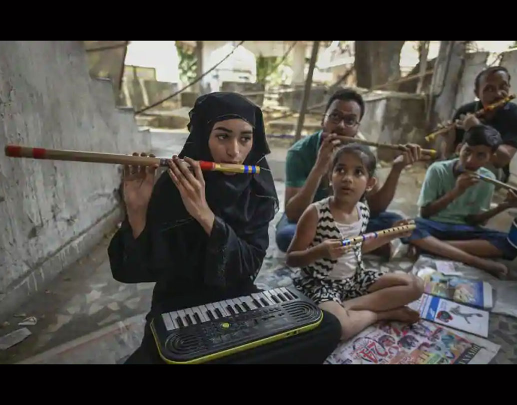 জাত ধর্ম নির্বিশেষে মানুষরা আসেন তাঁর কাছে গিটার শিখতে। রাওয়ের দাবি, তাঁর কাছে সুর শিখতে আসেন সামরিক অফিসার ও আমলারাও। সাক্ষাৎকার নিতে এসে কেউ কেউ শিখে গিয়েছেন গিটারের প্রাথমিক পাঠ, এমনও হয়েছে।