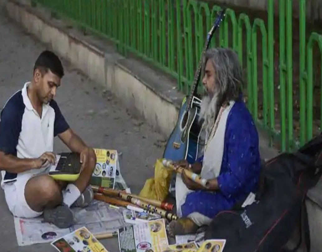 দিল্লির অন্ধ্র ভবনে ভোর ৬টা থেকে ৯টা, বিজয় চকে দুপুর ২টো থেকে ৬টা, ইন্ডিয়া গেটে সন্ধ্যা ৬টা থেকে রাত ৯টা ক্লাস নেন তিনি। রাওয়ের মতে, মন ভাল রাখাটাই সবচেয়ে বড় চ্যালেঞ্জ। কারণ বেশির ভাগ মানুষের কাছেই টাকা থাকে। তবুও তাঁদের মন ভাল নেই। এই ভাবনা থেকেই সুরকে বেছে নেওয়া।