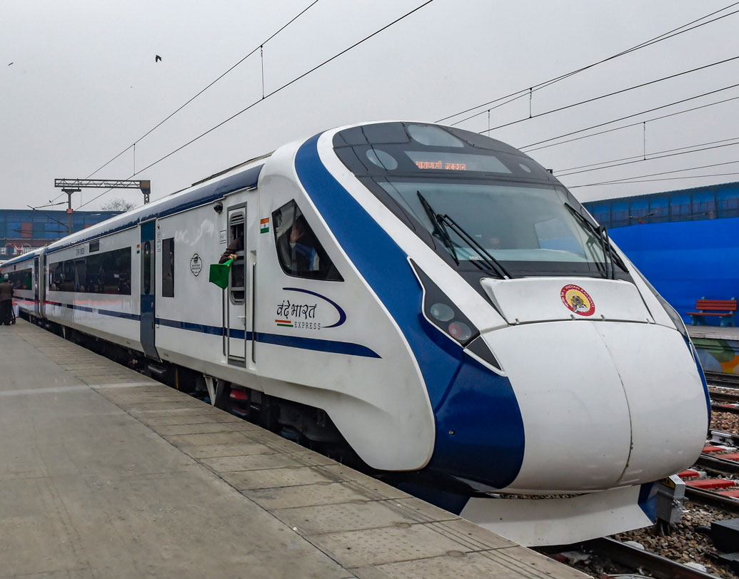উন্নত মানের ১৬ কামরার সম্পূর্ণ বাতানুকূল ট্রেন ‘বন্দে ভারত’। ১৪টি সাধারণ চেয়ারকার, দু’টি এগ্‌জিকিউটিভ চেয়ারকার। দু’প্রান্তে থাকবেন চালক ও গার্ড।