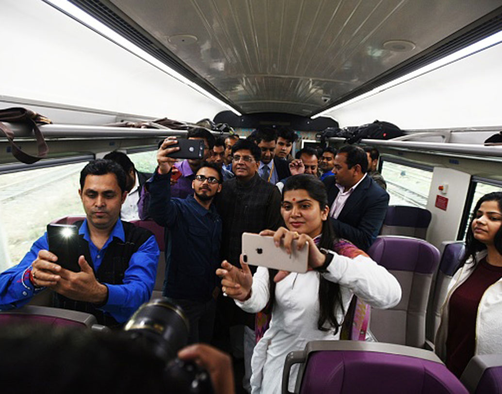 বন্দে ভারতের প্রতিটি কামরায় রয়েছে স্বয়ংক্রিয় এবং সেন্সর নিয়ন্ত্রিত বাতানুকূল ব্যবস্থা। শৌচাগারের কল, ভেস্টিবিউলের দরজাও নিয়ন্ত্রণ করছে সেন্সর। সবই বায়ো-টয়লেট।