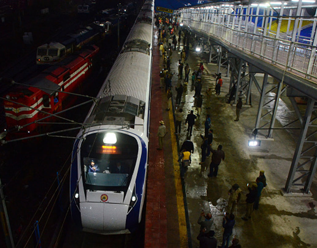 কোন স্টেশন আসছে, তা জানানোর জন্য রয়েছে জিপিএস প্রযুক্তি। ট্রেনের গতিবেগও স্ক্রিনে ভেসে উঠবে। প্রতিটি কামরায় রয়েছে সিসি ক্যামেরা।