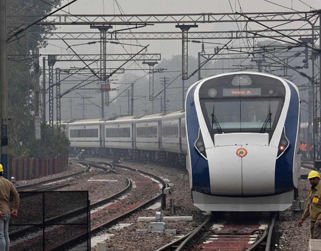 যাত্রী নিরাপত্তার দিকটিও বিশেষ ভাবে গুরুত্ব দেওয়া হয়েছে ট্রেনটিতে। আপৎকালীন পরিস্থিতিতে চালকের সঙ্গে কথা বলতে পারবেন যাত্রীরা। রয়েছে ওয়াইফাই ব্যবস্থাও।