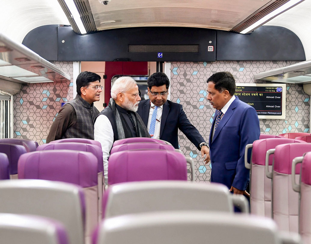 ট্রেনটিতে এগ্‌জিকিউটিভ শ্রেণির চেয়ার ১৮০ ডিগ্রি পর্যন্ত ঘোরানো যাবে। আসনের তলায় মোবাইল চার্জ দেওয়ার ব্যবস্থা রয়েছে। বন্দে ভারতে দিল্লি-বারাণসী সাধারণ শ্রেণির ভাড়া ১৭৯৫ টাকা, এগ্‌জিকিউটিভ শ্রেণিতে ৩৪০০।