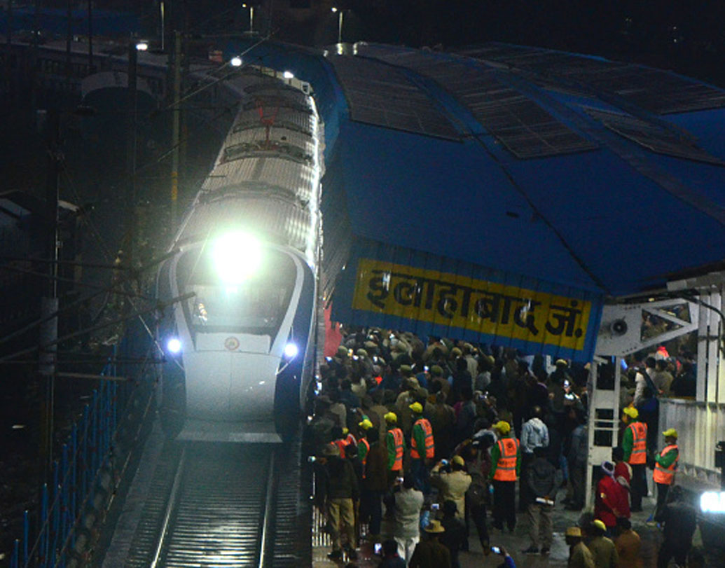 উদ্বোধনের দিনেই নয়াদিল্লি, কানপুর এবং ইলাহাবাদ স্টেশনে এই ট্রেন নিয়ে উৎসাহ দেখা যায়। মার্চে এমন ধরনের আরও একটি ট্রেন আসার কথা। ‘বন্দে ভারত’-এর প্রাথমিক উদ্যোগ সফল হলে ভবিষ্যতে হাওড়া-ভুবনেশ্বর এবং হাওড়া-পটনার মতো রুটেও এমন ট্রেন চালানোর পরিকল্পনা আছে রেলের।