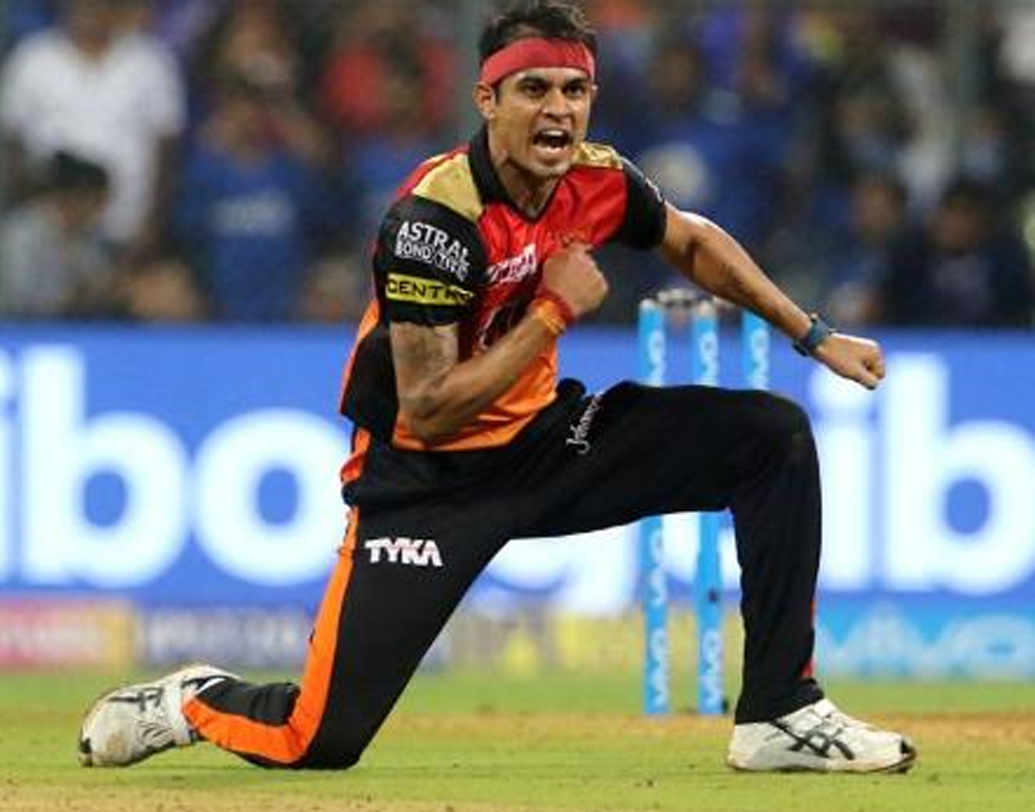 সিদ্ধার্থ কল: শুধু টি২০ নয়, তরুণ পেস বোলারটি দেশের মাঠে অস্ট্রেলিয়ার বিরুদ্ধে প্রথম দু’টি একদিনের ম্যাচেও সুযোগ পেয়েছেন। পেস বোলিংয়ে যথেষ্ট বৈচিত্র রয়েছে তাঁর।