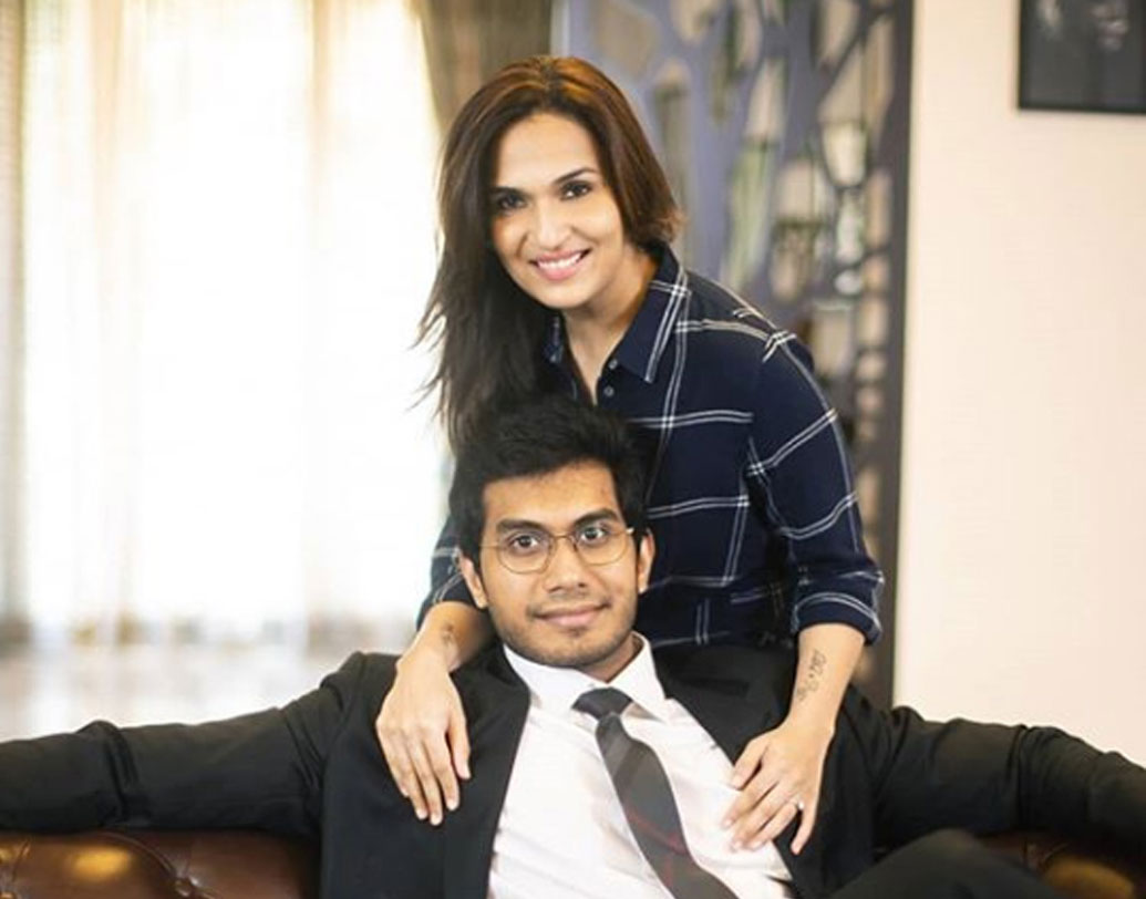 কোথায় গেলেন তাঁরা দু’জনে? তা নিয়ে সোশ্যাল মিডিয়ায় জল্পনা তো ছিলই। কিন্তু একটি বিশেষ কারণে তাঁরা ট্রোলড হয়েছেন।