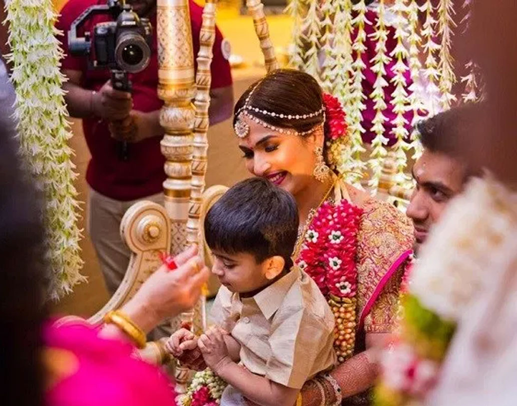 সৌন্দর্যার এটি দ্বিতীয় বিয়ে। প্রথম পক্ষের সন্তানকে কোলে নিয়ে বিয়ে করেছিলেন তিনি। তা নিয়েও ট্রোলড হয়েছিলেন।