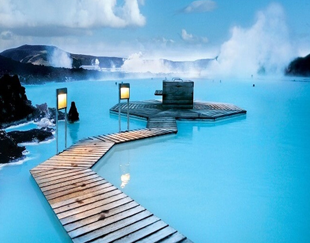 উত্তর গোলার্ধের একেবারে ওপরের দিকে গ্রিনল্যান্ডের গা ঘেঁষে উত্তর অতলান্তিক সমুদ্রে আইসল্যান্ড অবস্থিত।