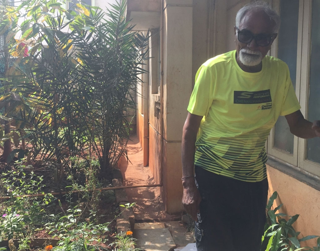 ৩৪ বছর ধরে রেলের কর্মী ছিলেন জনার্দন। রেল কলোনির অনুর্বর জমিতে ফসল ফলিয়ে তাক লাগিয়ে গিয়েছিলেন অর্গ্যানিক ফার্মিংয়ের মাধ্যমে। মোঘলসরাইয়ে রেল কলোনিগুলি তাঁর মডেলই অনুসরণ করে বাগান করতে শুরু করে।