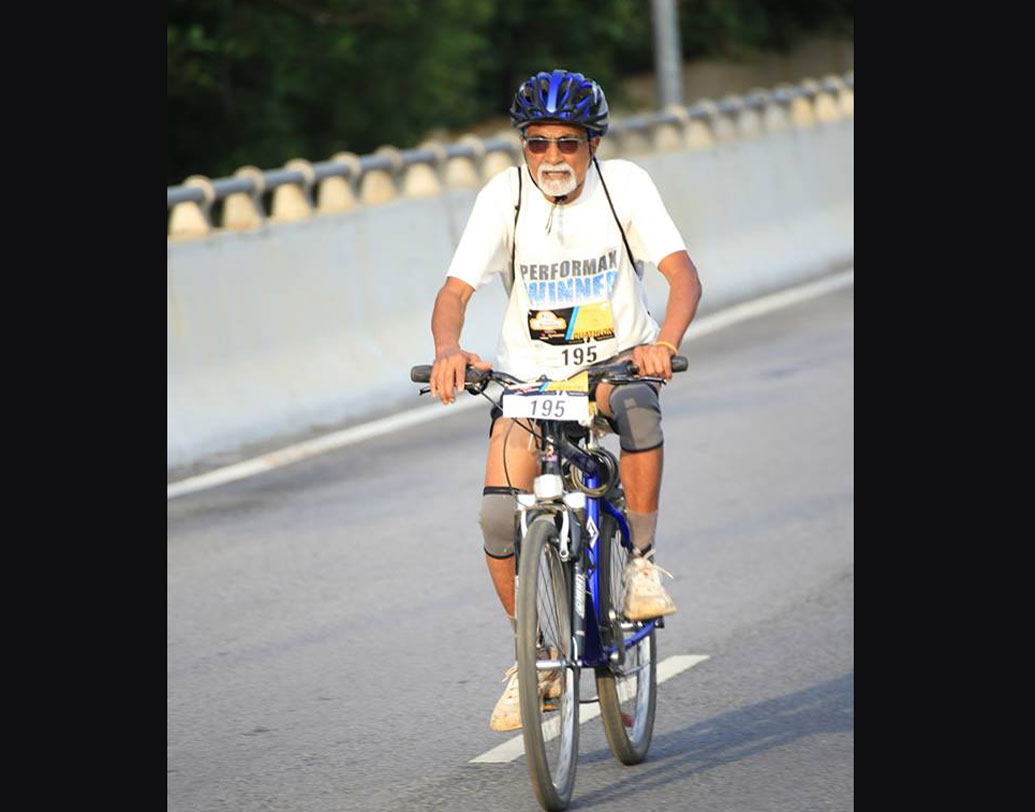 কিছুদিন ওষুধ খেয়ে ক্লান্ত হয়ে ভোর সাড়ে ৪টে নাগাদ এক দিন উঠে পড়েন। যেখানে দূরে গেলে একা রাস্তাঘাটে চলাফেরা বারণ, সেখানে প্রথম দিনই ২০ কিমি এক টানা হেঁটে বাড়ি ফিরে আসেন। এ ভাবে রোজ একেবারে ভোরে কেউ ওঠার আগেই হাঁটতে শুরু করতেন তিনি।