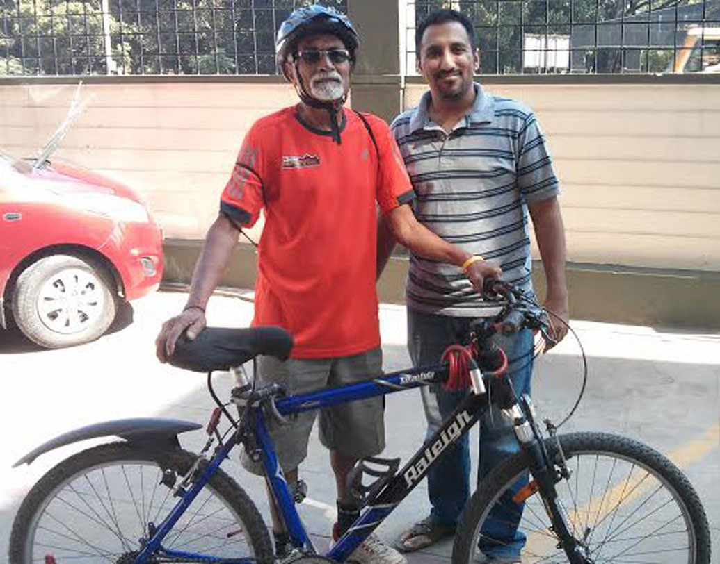 তাঁর সেতারবাদক ছেলের অনুষ্ঠান ছিল কর্নাটকের কেমপেগৌড়ার কাছে। বিশ্ববিদ্যালয়ের একটি প্রতিযোগিতায় নির্বাচিত হয়েছিলেন জনার্দনের ছেলে। ৪০ বছর পর ১৯৯৬ সালের ২৪ ডিসেম্বর প্রথম বার সাইকেলে উঠে তিনি ৩০ কিমি পথ পেরিয়ে পৌঁছন সেখানে। সাইকেলটি তিনিই ছেলেকে দিয়েছিলেন। ওই দিন সব মিলিয়ে ৭২ কিমি সাইকেল চালান। 