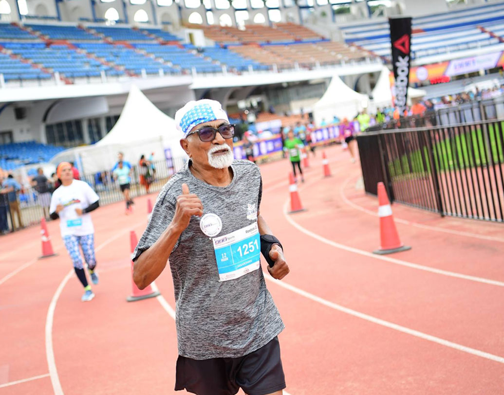 সকালে উঠে গরম জল ও মধু, অনেকগুলো ড্রাই ফ্রুটস (কাঠবাদাম, কাজু, কিসমিস, খেজুর) খান তিনি। দুপুরে খান সবজি ও সনাতনী রান্না, এ ছাড়াও এক গ্লাস দুধ। এ ভাবেই দিব্যি সুস্থ রয়েছেন, জানান জনার্দন।