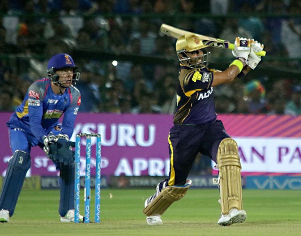 রবীন উথাপ্পা: ভারতীয় দল তো বটেই, ঘরোয়া প্রথম শ্রেণিতেও তেমন ভাবে দেখা যাচ্ছে না। এক সময় জাতীয় দলের নিয়মিত সদস্য ছিলেন। কিন্তু এখনও নাইট সংসারের তিনি অন্যতম সদস্য। বহু ম্যাচ জিতিয়েছেন। তিন নম্বরে সম্ভবত তিনিই থাকবেন।