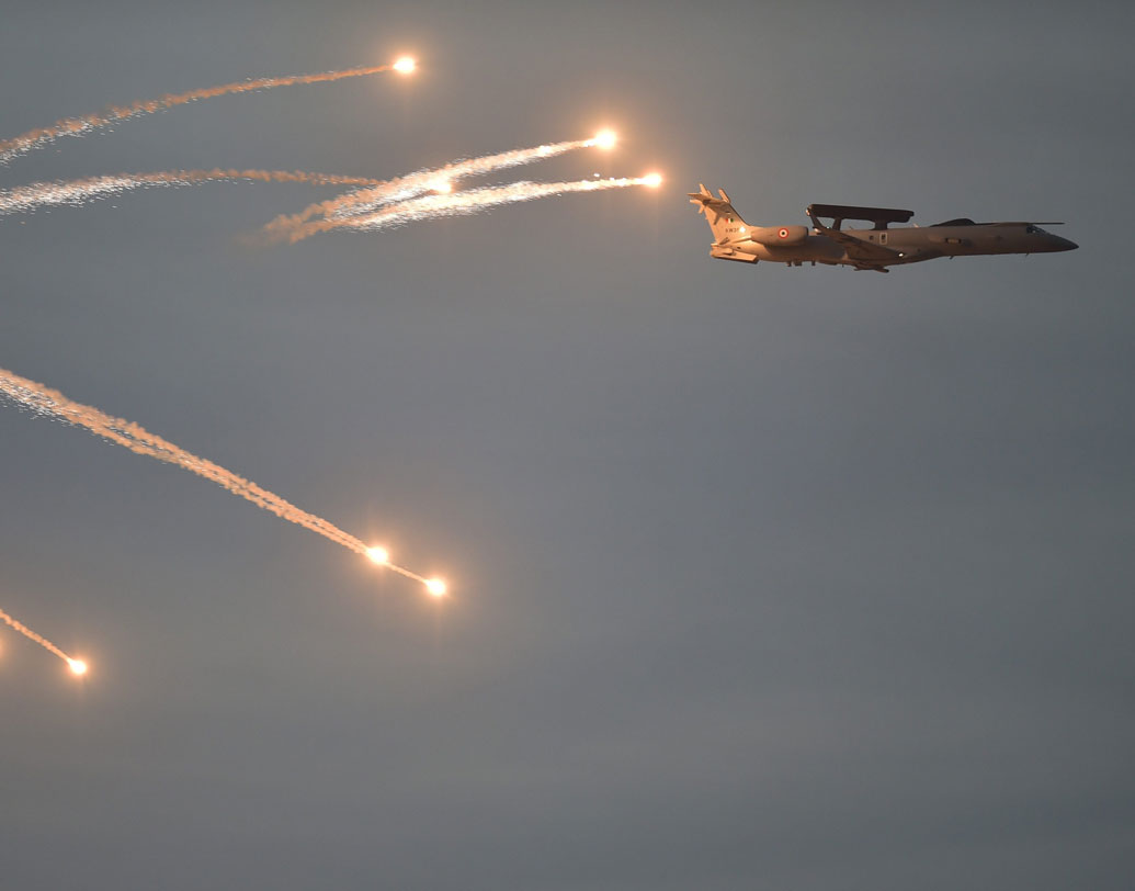 ভারতীয় বায়ু সেনার শক্তি প্রদর্শনকে উল্লেখ করে কারও নাম না করেই বায়ুসেনা প্রধান বিএস ধানোয়া বলেন, ‘‘যুদ্ধ মহড়ায় নিজেদের ক্ষমতা দেখিয়েছি। শত্রুদের বোঝা উচিত, আমাদের তারা কখনওই হারাতে পারবে না।”