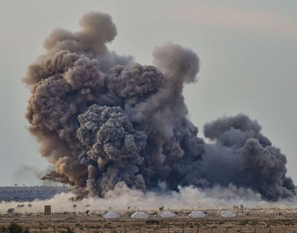পুলওয়ামার অবন্তিপুরায় বৃহস্পতিবার বিকেলের জঙ্গি হামলায় নিহত হন ৪৯ জন জওয়ান। বিস্ফোরণের তীব্রতা এতটাই বেশি ছিল, দেহ ছিটকে পড়ে ৮০ মিটার দূরে! দেশ জুড়ে বদলা নেওয়ার প্রবল দাবির মধ্যেই পোখরানের আকাশে উড়ল দেশের একাধিক শক্তিশালী যুদ্ধবিমান। রাজস্থানের কাছেই পাক ভূখণ্ডের কার্যত নাকের ডগাতেই শৌর্য প্রদর্শন করল ভারত।