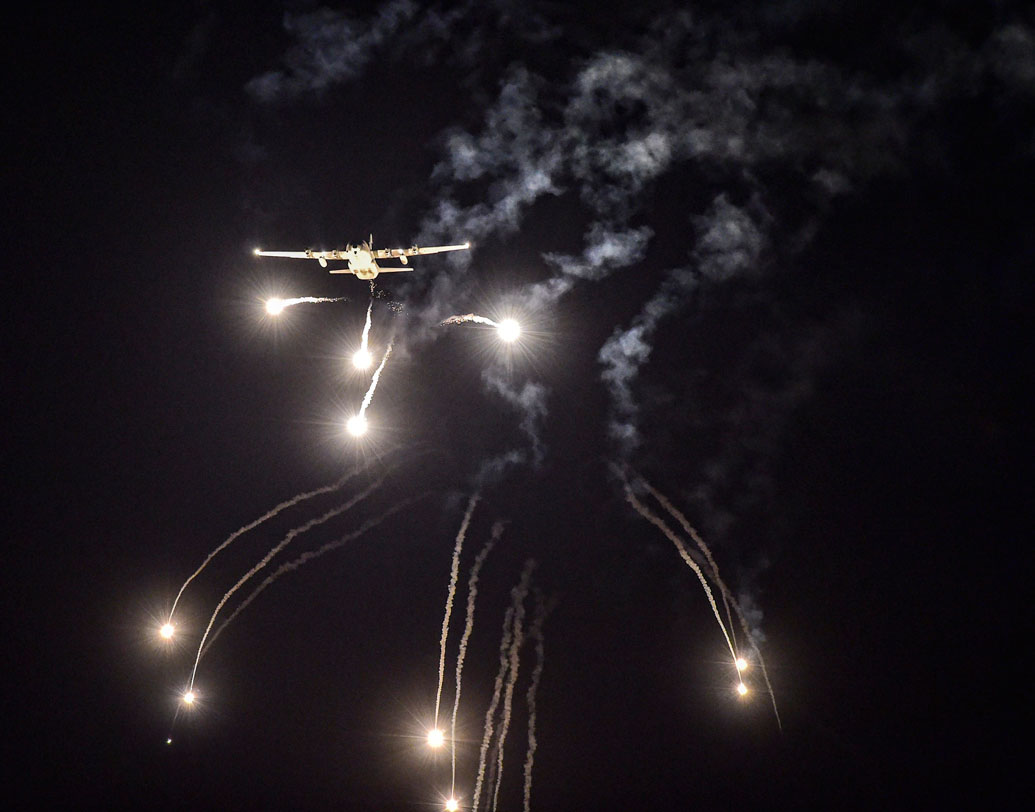 লেজার প্রযুক্তির সাহায্যে বোমা নিক্ষেপ, রকেট লঞ্চারের ব্যবহার করা হয়েছে এই মহড়ায়। রাতের পোখরানের আকাশে শুধুই ছিল আলোর ঝলকানি।