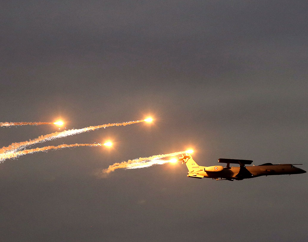 জাগুয়ার, মিগ ২১ বাইসন, আইএল ৭৮, হারকিউলিস,এএন-৩২ বিমানও অংশ নিয়েছে সামরিক অনুশীলনে। কর্মসূচির শেষে তেরঙায় আলোয় রাঙিয়ে গিয়েছে পোখরান রেঞ্জ।