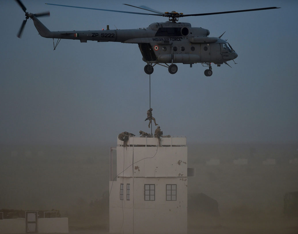 পুলওয়ামার হামলার পরে পদক্ষেপ করতে সেনাকে পূর্ণ স্বাধীনতা দিয়েছেন প্রধানমন্ত্রী নরেন্দ্র মোদী। কোন পথে এগোনো হবে তা নিয়ে এখনও কিছুটা সংশয় রয়েছে সরকারের অন্দরে। কিন্তু জঙ্গি দমন নীতিতে আরও কড়া হবে ভারত, এই মহড়া দিয়েই তা প্রাথমিক ভাবে প্রমাণ হল, তা বলছেন অনেকেই।