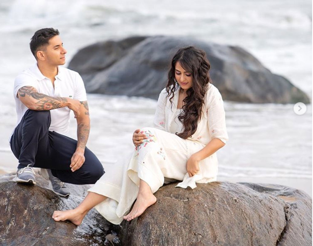 অনুষ্কার এই ছবিটি দেখে অনুরাগীরা বলছেন, ৩৭ বছর বয়স হয়েছে নায়িকার, তা একেবারেই বোঝা যাচ্ছে না। বয়সের তুলনায় অনেক ছোট দেখাচ্ছে তাঁকে। এক্কেবারে ছিপছিপে।