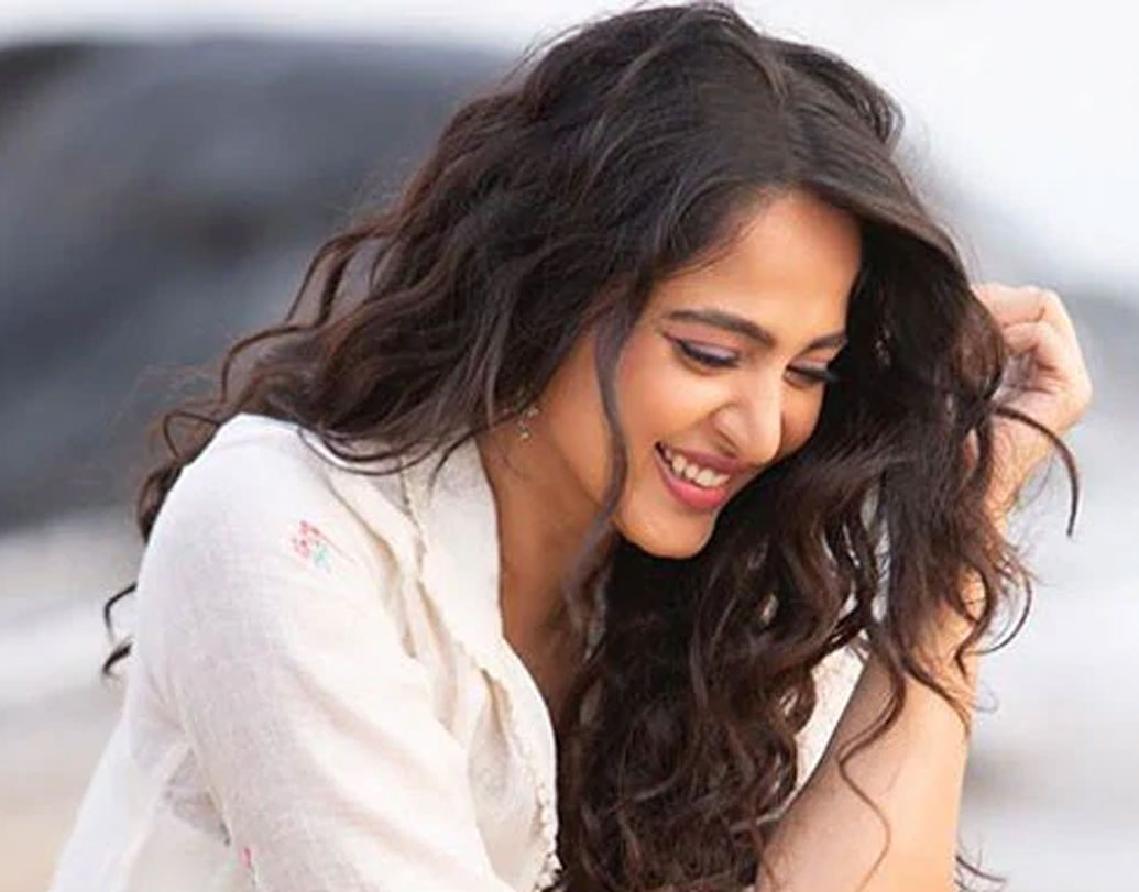 আসলে অনুষ্কার হোলিস্টিক নিউট্রিশনিস্ট কুটিনহো। অনুষ্কার ছবিগুলিই প্রমাণ যে নায়িকা অতিরিক্ত মেদ ঝরিয়ে ছিপছিপে হয়ে গিয়েছেন।