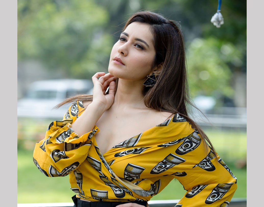 বেশ কয়েকটি সুপারহিট দক্ষিণী ছবিতে কাজ করেছেন রাশি। কাজ করেছেন জুনিয়র এনটিআরের সঙ্গেও।