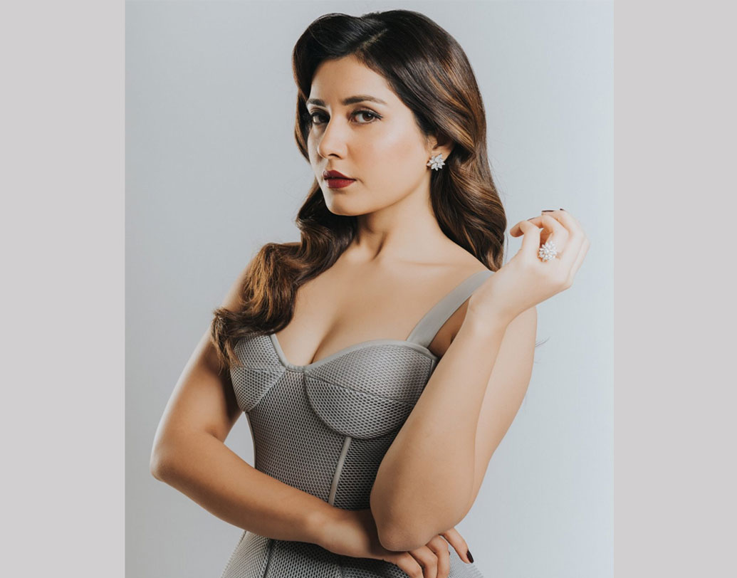 দক্ষিণ ভারতীয় ছবির জগতে তাঁর প্রথম সিনেমাটিই ছিল সুপারহিট। মাদ্রাজ কাফেতেও তাঁর অভিনয় প্রশংসা পেয়েছিল সমালোচকদের।