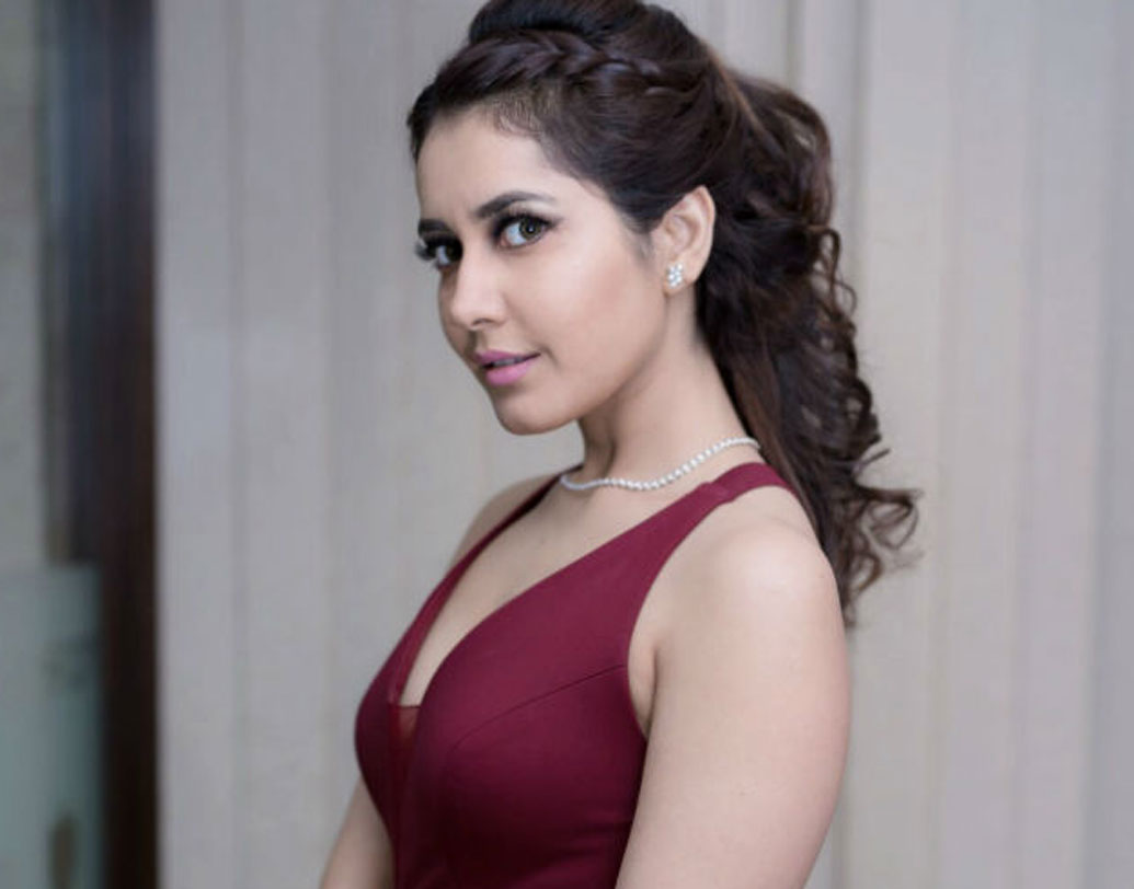 যদিও রাশি সম্পূর্ণ অস্বীকার করেছেন এই খবর। বলেছেন, খবরের কাগজে আর টিভি-তেই বুমরার খেলার কথা জেনেছেন তিনি। তাঁর সঙ্গে বন্ধুত্ব তো দূরে থাক, আলাপ পর্যন্ত নেই ভারতীয় দলের এই ক্রিকেটারের।