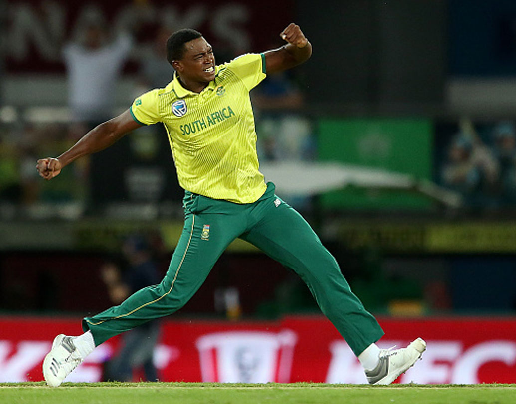 লুঙ্গি এনগিডি: দক্ষিণ আফ্রিকার বিস্ময় সৃষ্টিকারী বোলারটি চেন্নাইয়ের তুরুপের তাস হতে পারেন। গত বছর সাতটি ম্যাচ খেলেছিলেন, পেয়েছিলেন ১১টি উইকেট। এ বার তার দিকে বিশেষ নজর থাকবে।