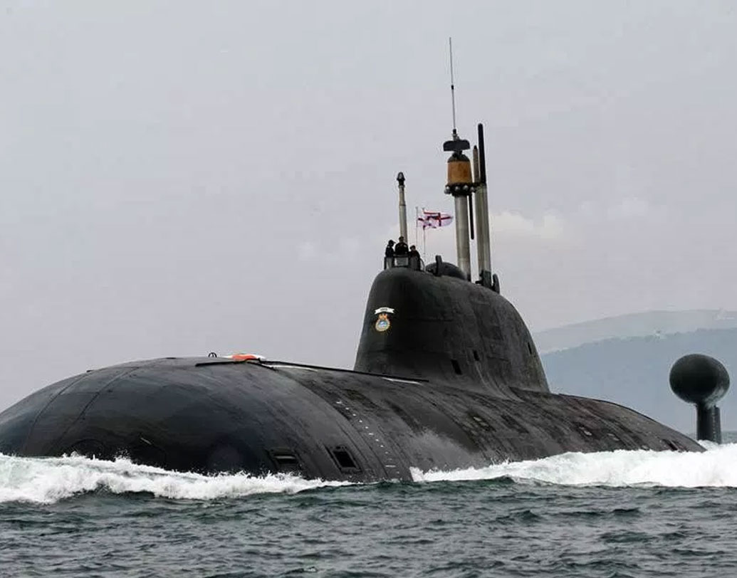 ভারতীয় নৌসেনায় রয়েছে পরমাণু শক্তিচালিত ডুবোজাহাজ আইএনএস চক্র। রাশিয়ার কাছ থেকে ভারত লিজে নিয়েছিল এই নিউক্লিয়ার সাবমেরিন। এতে সংযুক্ত আছে জাহাজ বিধ্বংসী ক্ষেপণাস্ত্র ও টর্পেডো। এ ছাড়া শত্রুপক্ষের জলসীমায় গোপনে হানা দেওয়া, নজরদারি চালানো, অতর্কিতে হামলা চালানো এবং মাইন রেখে আসার সক্ষমতাও রয়েছে এই ডুবোজাহাজের।