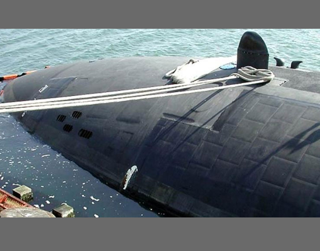 আইএনএস চক্রেই অবশ্য শেষ নয়। তার চেয়েও অনেক শক্তিশালী এবং আধুনিক নিউক্লিয়ার সাবমেরিন এখন ভারতীয় নৌসেনার হাতে রয়েছে। সেটির নাম হল আইএনএস অরিহন্ত। ভারতে তৈরি এই পরমাণু শক্তিচালিত ডুবোজাহাজ হল ব্যালিস্টিক মিসাইল সাবমেরিন। শুধু টর্পেডো নয়, কে-৪-এর মতো সাবমেরিন লঞ্চড ব্যালিস্টিক মিসাইল দিয়ে ৩৫০০ কিলোমিটার দূরের লক্ষ্যবস্তুতে পরমাণু আক্রমণ চালাতে সক্ষম অরিহন্ত।