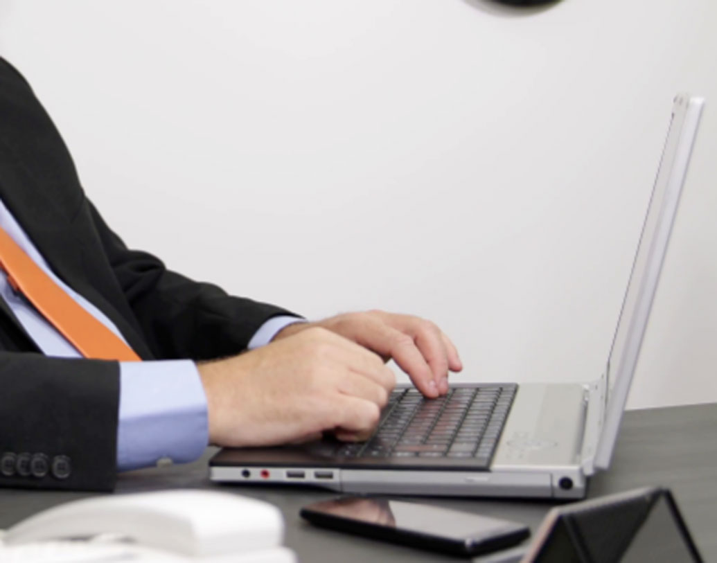 ইমারজেন্সি পরিষেবা পেতে অনলাইনও ব্যবহার করতে পারেন। এর জন্য ইমারজেন্সি রেসপন্স সাপোর্ট সিস্টেম(ইআএসএস)-এর ওয়েবসাইটে লগ ইন করে ইমারজেন্সি মেল বা এসওএস অ্যালার্ট পাঠাতে পারেন ইমারজেন্সি রিপোর্ট সেন্টার(ইআরসি)-এ।