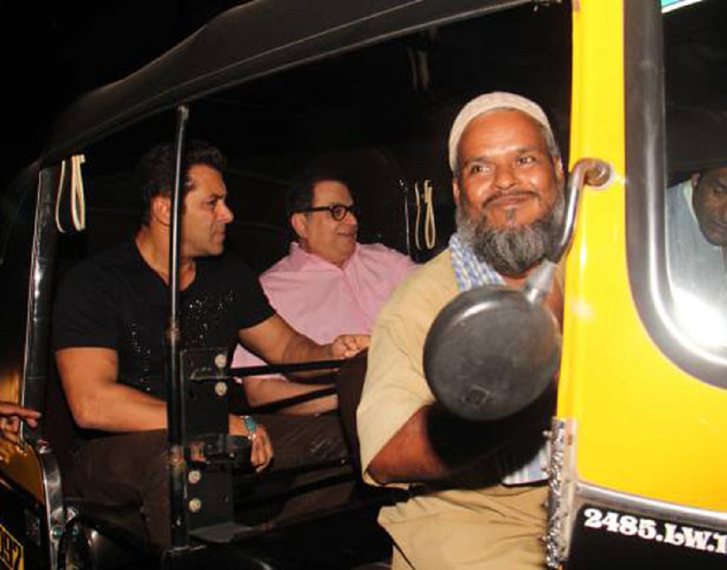 সলমন খান: যত বড় ভক্তই হোন না কেন, কখন কেমন মেজাজ থাকে ভাইজানের, বোঝার সাধ্য নেই কারও। মন চাইলে সাইকেল নিয়ে বান্দ্রার রাস্তায় বেরিয়ে পড়েন। তো কখনও আবার পার্টি থেকে বেরিয়ে উঠে পড়েন অটোয়। ভাড়া মেটানোর ক্ষেত্রেও দিলদরিয়া সলমন। একবার এক অটোয় ৫০ টাকা ভাড়া উঠেছিল তাঁর। তবে চালককে তিনি দেন ১০০০ টাকা।