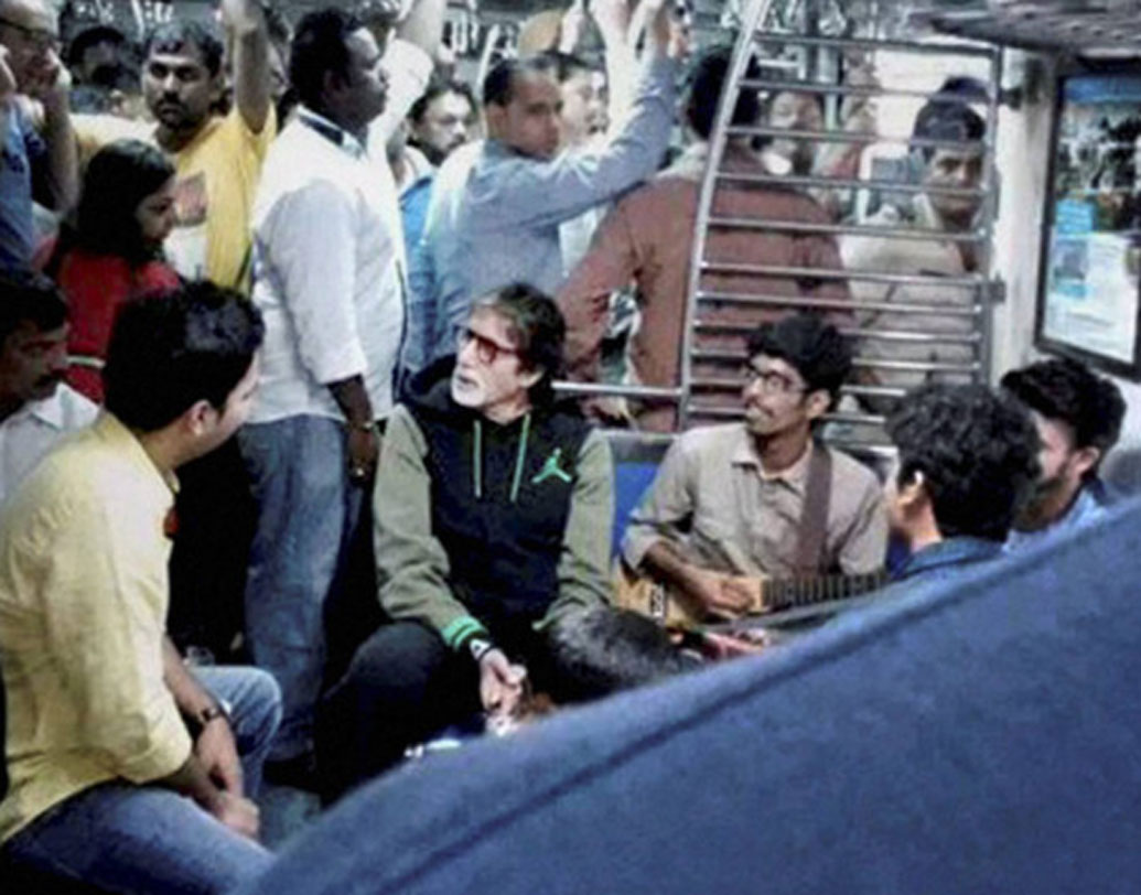 অমিতাভ বচ্চন: বলিউডে পাঁচ দশক কাটিয়ে ফেলেছেন বিগ বি। ভক্তদের ঠেলায় সাধারণ মানুষের মতো জীবনযাপন হয় না তাঁর। তবে একবার ব্যস্ত সময়ে মুম্বইয়ের লোকাল ট্রেনে উঠে পড়েছিলেন তিনি। যাত্রীদের সঙ্গে খোশগল্প করতে করতেই পৌঁছেছিলেন গন্তব্যে।